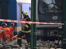 Odklízení trosek po vykolejení osobního vlaku na Masarykov nádraí.