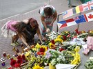 Lidé ped nizozemskou ambasádou v Kyjev uctívají památku obtí, které ped...