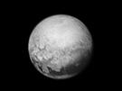 Pluto, jak jej zachytila sonda New Horizons 9. 7. 2015 ze vzdálenosti 5,4...