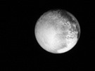 Pluto vyfotografované sondou New Horizons 12. 7. 2015 ze vzdálenosti 2,5...