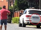 Jeden z automobil s eskou znakou v ukrajinském Mukaevu, nalevo od...