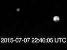 Takto sonda zachytila Pluto a její msíc týden ped nejbliím piblíením.