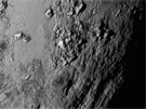 Detail povrchu Pluta. Na fotce je krom vysokého rozliení zajímavé i to, e...
