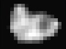 Shluk pixel je snímek msíce Hydra. Nkdo v nm vidí tvar brambory, nkdo...
