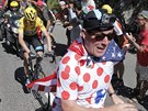 Chris Froome ve stoupání desáté etapy Tour de France obklopen hordami fanouk.