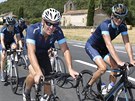 Lance Armstrong projídí trasu Tour de France v rámci charitativní akce.