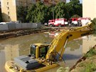 Hasii oderpávají vodu ze zatopeného stavenit v Praze-Michli. (12.7.2015)