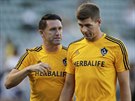 Steven Gerrard (vpravo) a Robbie Keane z Los Angeles Galaxy