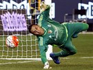 Keylor Navas z Realu Madrid poutí za svá záda penaltu.