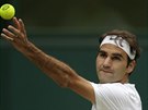 výcarský tenista Roger Federer se pipravuje na podání ve finále Wimbledonu.
