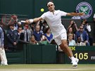 výcarský tenista Roger Federer zahrává return ve finále Wimbledonu.
