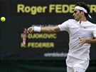 výcarský tenista Roger Federer zahrává return ve finále Wimbledonu.