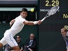 Srbský tenista Novak Djokovi returnuje ve finále Wimbledonu.