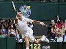 Novak Djokovi returnuje ve finle Wimbledonu.