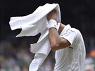 Novak Djokovi se otírá runíkem bhem finále Wimbledonu.