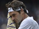 Roger Federer se otírá runíkem ve finále Wimbledonu.