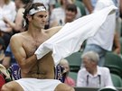 Roger Federer se pevléká bhem finále Wimbledonu.