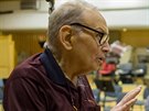 Ennio Morricone (vlevo) nahrává v praském studiu filmovou hudbu k westernu The...