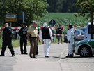 Policie prohlíí místo inu v Tiefenthalu, kde osmnáctiletý útoník zastelil...