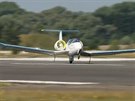 Elektrický letoun Airbus E-Fan pistál na letiti ve francouzském Calais.