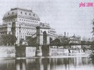 Původní řetězový most císaře Františka I. sloužil do roku 1898. Nahradil jej...