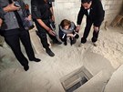 Tunel, kterým se mexickému narkobaronovi Guzmánovi podailo utéct z vzení (13....