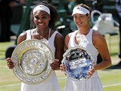 S TROFEJEMI. Finalistky Wimbledonu pzuj po zpase, v nm Serena Williamsov...