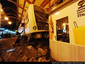 Hasiči zasahují u nehody vlaku na Masarykově nádraží.
