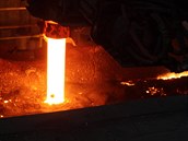 Teplota licího proudu oceli je vyšší než tisíc pět set stupňů Celsia. Závisí...