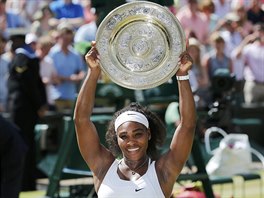 Americk tenistka Serena Williamsov zved nad hlavu wimbledonskou trofej.