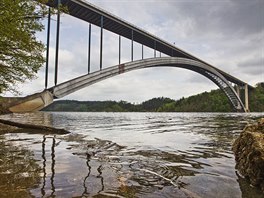 Žďákovský most nad hladinou přehrady Orlík