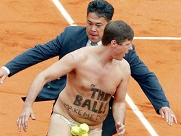 Nahám se neubránily ani kurty Roland Garros.