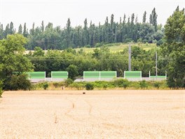 Nov protihlukov stny u rekonstruovan trati v praskch Bchovicch. (15....