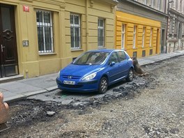 Nečekaný problém při opravě silnice. Nečekaný problém při opravě silnice.