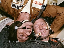 Donald K. Deke Slayton a Alexej Leonov v lodi Sojuz.