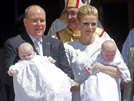 Kníe Albert II. s manelkou a dvojaty po církevním obadu (10. kvtna 2015).