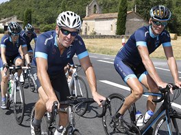 Lance Armstrong projd trasu Tour de France v rmci charitativn akce.