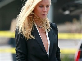 Herečka Gwyneth Paltrowová v černém kalhotovém kostýmu při natáčení reklamy na...
