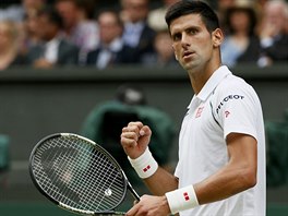 Novak Djokovi a jeho radost po získání prvního setu ve finále Wimbledonu.