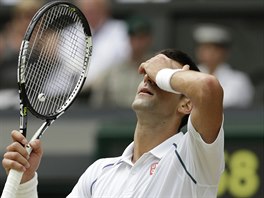 CO JSEM TO PROVEDL. Novak Djokovi a jeho grimasa ve finle Wimbledonu