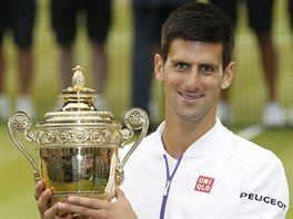 KOUKEJTE! Novak Djokovi s trofej pro vtze Wimbledonu