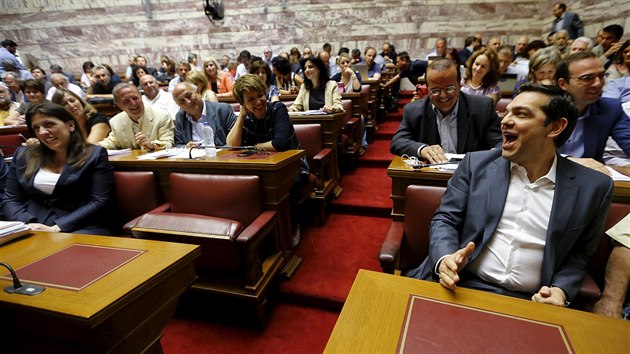Jednn eckho parlamentu o dve vldy se protahovalo. Premir Alexis Tsipras pohrozil demis. (15. ervence 2015)