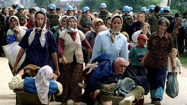 Muslimt uprchlci ze Srebrenice (13. ervence 1995).