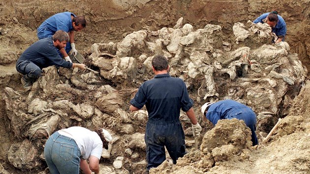 Jeden z mnoha masovch hrob v okol Srebrenice (archivn snmek).