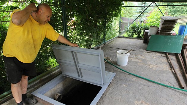 Josef Szab z Ludvkovic u domu vyistil septik a ze vech stech do nj chyt deovou vodu, kterou zalv a napout j i bazn.