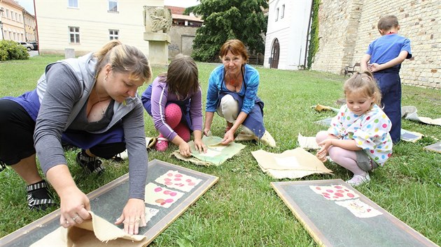 Irena tyrandov na workshopech ukazuje finln st vroby papru s monostmi, jak ho zdobit.