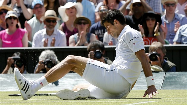 Srbsk tenista Novak Djokovi se ocitl v semifinle Wimbledonu na travnatm kurtu.