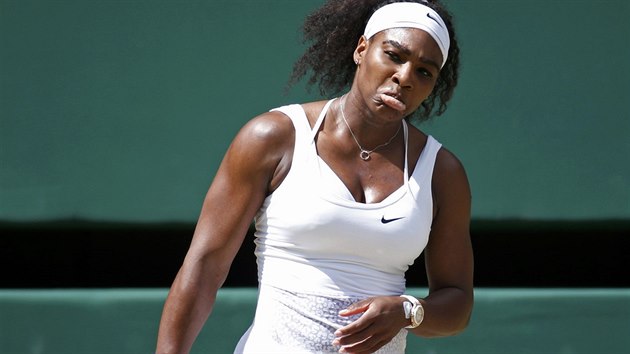 Americk tenistka Serena Willamsov m na zatku wimbledonskho finle nespokojen vraz.
