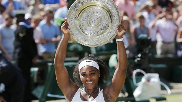 Americk tenistka Serena Williamsov zved nad hlavu wimbledonskou trofej.