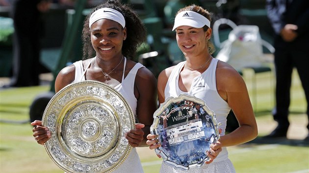 S TROFEJEMI. Finalistky Wimbledonu pzuj po zpase, v nm Serena Williamsov porazila Garbie Muguruzaovou dvakrt 6:4, 6:4.
